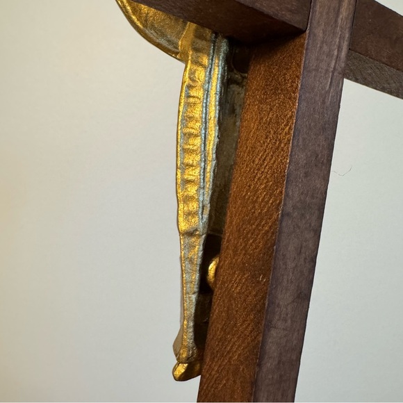 Risen Christ 10" Wood w/Brass Inlay Wall Crucifix - Picture 9 of 13